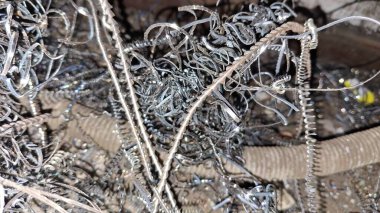 Bir çitin arka planında metal zincir.