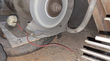 Otomobil motoru garajda.