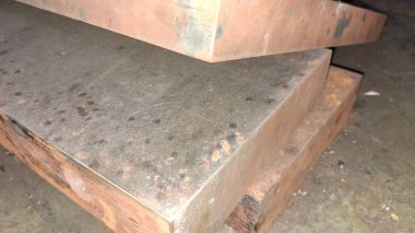 Tahta saplı metal bir levha.