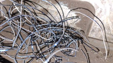 Sokakta metal tel ve kablo var.