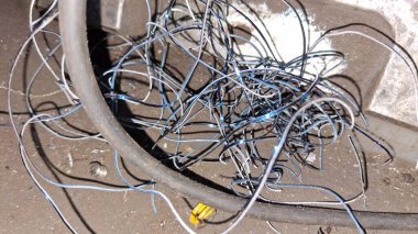 Sokakta elektrik kabloları