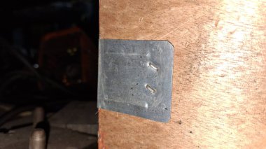 Metal saplı paslı metal bir plaka.