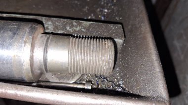 İngiliz anahtarı olan bir araba motoru.