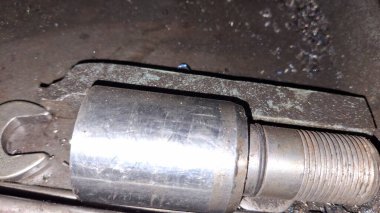 Metal saplı paslı eski bir araba.