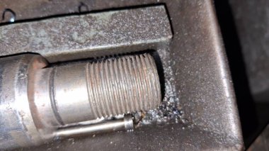 Metal bir boruya yakın.