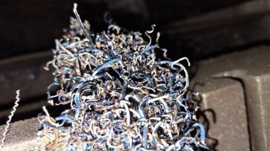 Siyah arka planı olan paslı bir araba çatısı.