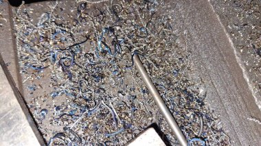 Büyük metal desenli paslı metal bir boru.