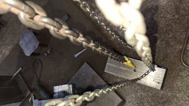 Metal bir zinciri kapat