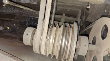 Büyük vanalı eski metal boru.