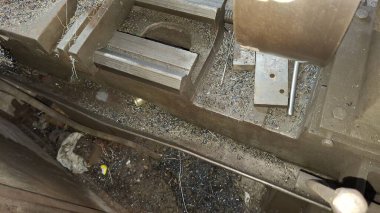 Bir sürü borusu olan metal bir boru.