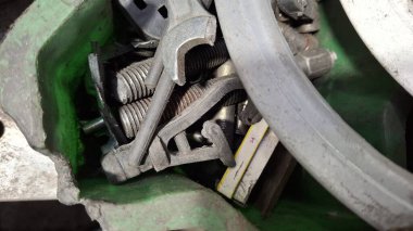 Eski paslı, saplı metal bir boru.