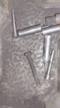 İnşaatın arka planında metal boru var.