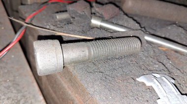 Siyah arkaplanı olan araba fren diski