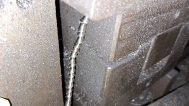 Metal bir kapıyı kapat.