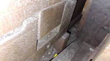 Metal bir boruya yakın.