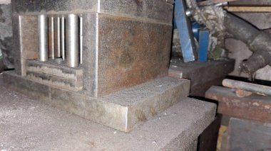 Fabrikanın arka planında metal boru var.