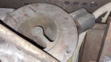 eski metal tekerlek arabada.