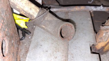 Araba lastiği yolda.