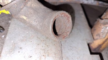 Eski araba çok karla kaplı.