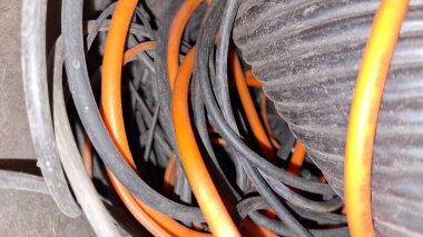 Beton duvardaki metal kablo.