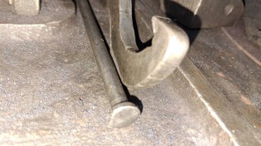 Arabanın motoru tozla kaplı..