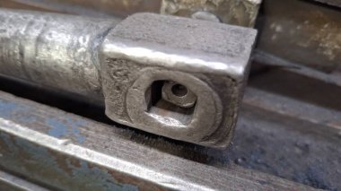 Çelik bir kapıyı kapat.