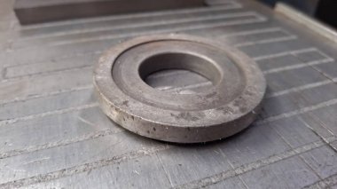 Metal bir boruya yakın.