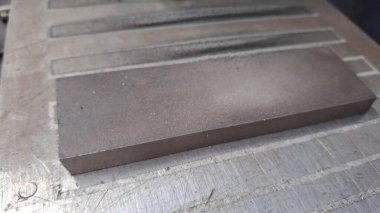 Ürünler için testereli metal profil. Ürünler için metal ürünleri ve ürünler.