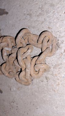 Parktaki eski taş zincir.