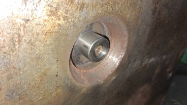 Paslı metal kapı kolu olan.