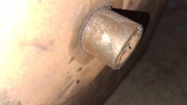 Metal saplı eski paslı metal boru.