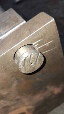 Büyük metal kaplamalı metal plaka.