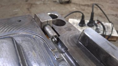 Metal bir borunun yakın plan çekimi.