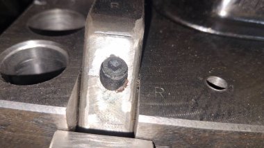 Metal bir plakayı bıçakla kapatın.