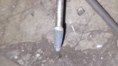 Bir sürü suyu olan eski metal bir boru.