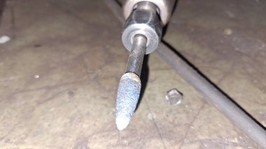 Beyaz ve mavi arka planı olan metal bir boru.