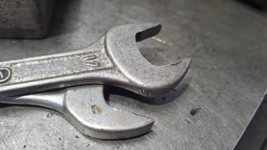 Siyah arkaplanda ingiliz anahtarı ve anahtarı