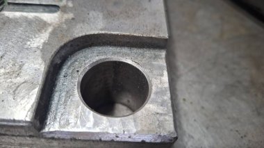 Atölyedeki metal boru.