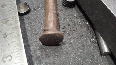 Metal bir boruya yakın.