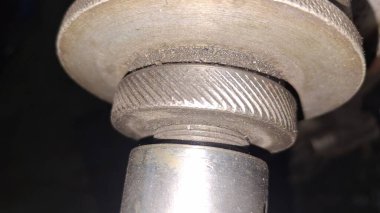 Yerde metal boru var.