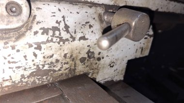 Paslı bir arabanın kapağını kapatın.