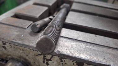 Metal makine metalin üzerinde.