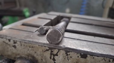 Atölyedeki metal boru.