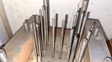 Metal bir boruya yakın.