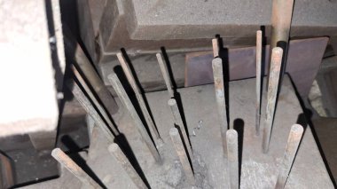 Atölyedeki metal boru.