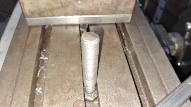 Tahta bir masayı bıçakla kapatın.