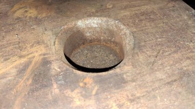 Yerde metal sapı var.