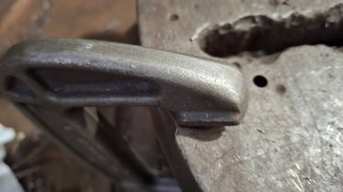 Metal bir borunun yakın çekimi.