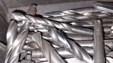 Bir atölyede metal fındık