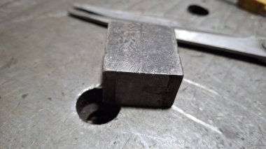 Metal bir boruya yakın.